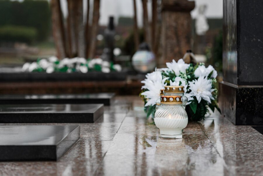 burning-candle-flowers-gravecandle burning-candle-flowers-gravecandle